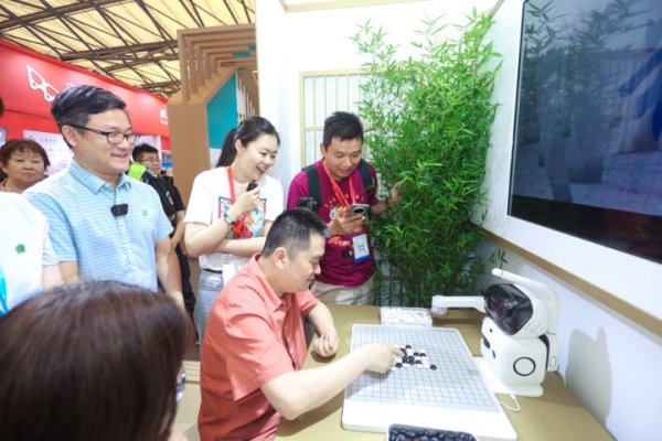 中国股票配资网股票配资 AI陪练下棋，机器人当老友！“凯成和养”亮相上海老博会